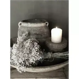 Pot met gips en kaars