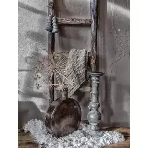 Kruik met kaars en ladder