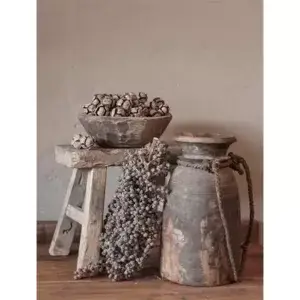 Kruik bij kruk met schaal walnoten