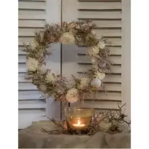 Kaars met krans op witte Louvre deur