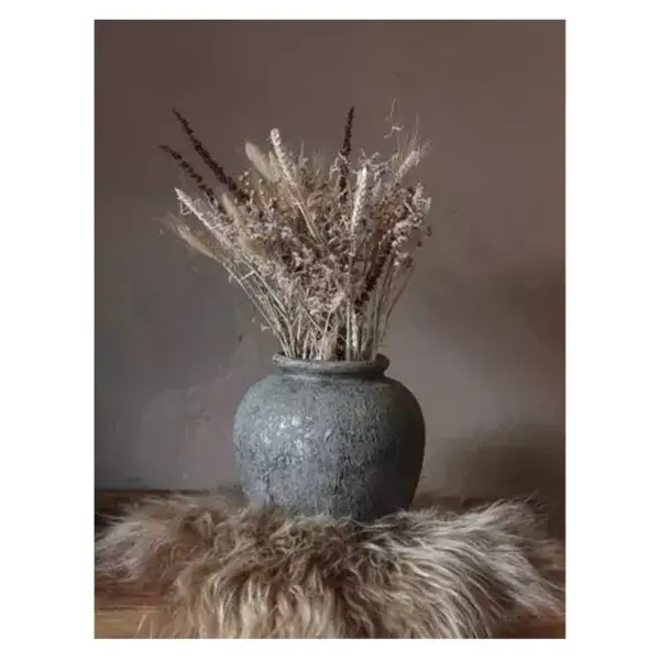 Gedroogd boeket in grijze pot