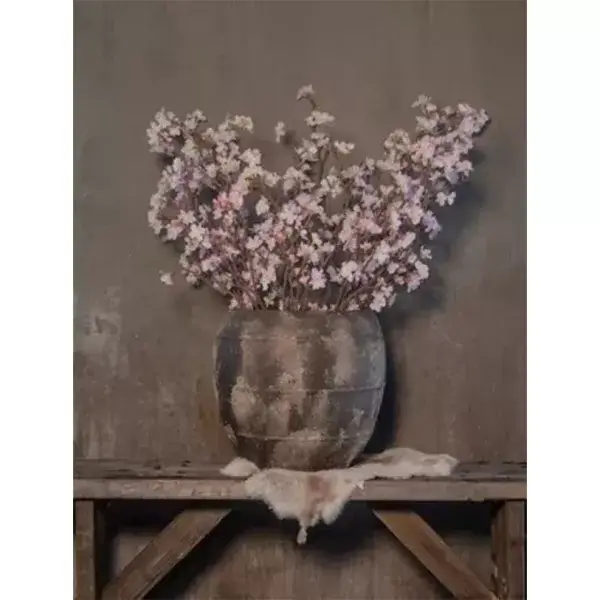 Vaas sober met roze bloemen