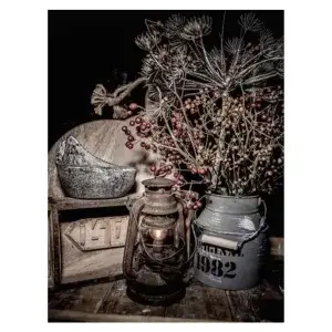 Stormlantaarn met melkbus en bessentak