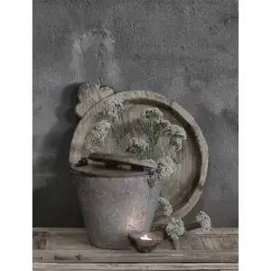 Houten bord met zinken emmer en bloemen
