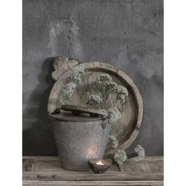 Houten bord met zinken emmer en bloemen