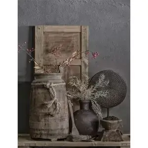 Stilleven met houten paneel