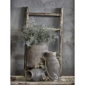 Stoer en sober grijze potten met kruik