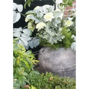 Grijze pot met bloemen