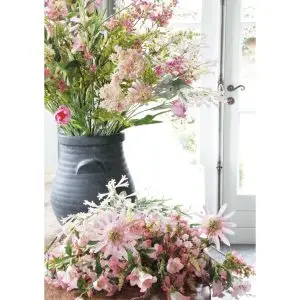 Roze bloemen op vaas