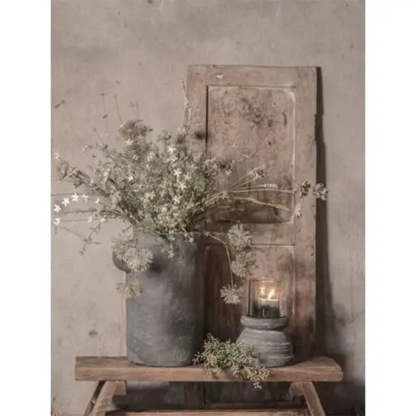 Landelijk tafereel Bloemen in grijze pot