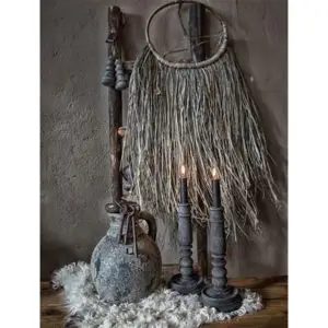 Landelijk tafereel met kaarsen.