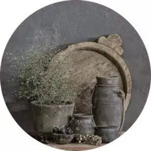 Grijze potten met houten achtergrond 50 cm