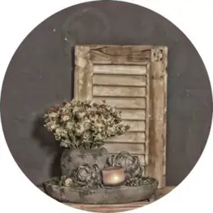 louvredeur met vaas en bloemen