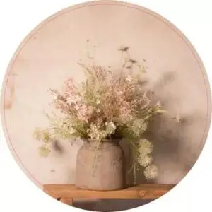 Vaas met bloemen in pastelkleur