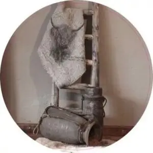 Kruik met shabbydoek op trap kleur