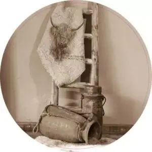 Kruik met shabbydoek op trap 30 cm