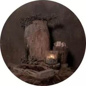 Bloem in houten pot en amberblokjes