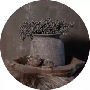 Grijze pot met bollen 30 cm