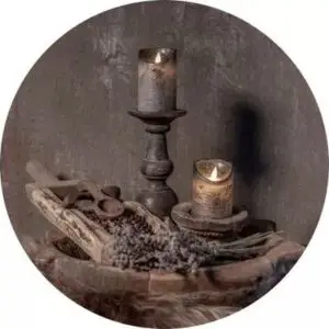 Kaarsen op plateau met houten bak