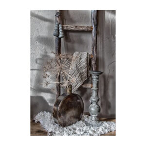 Kruik met kaars en ladder